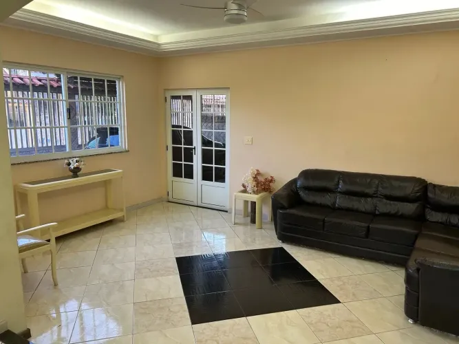 Casa com 3 quartos, sendo 1 suíte, banheiro social, lavabo, garagem para 2 carros, piscina