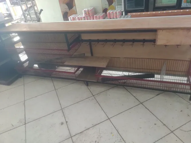 Balcão grande com prateleira