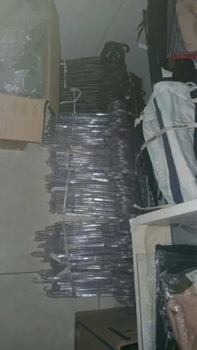 Cabides em acrílico 