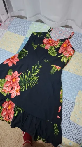 Vestido preto com estampa floral