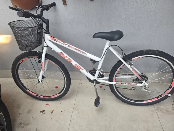 Bicicleta KLS com cestinha