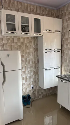 Armário completo balcão com pia de mármore e parede 