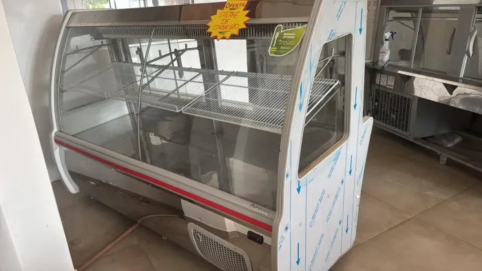 Vitrine Refrigerada Gelopar para Açougue Expositora de Carnes