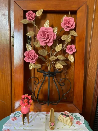 QUADRO RÚSTICO COM FLORES E VASO DE FERRO ESTILO FRANCÊS