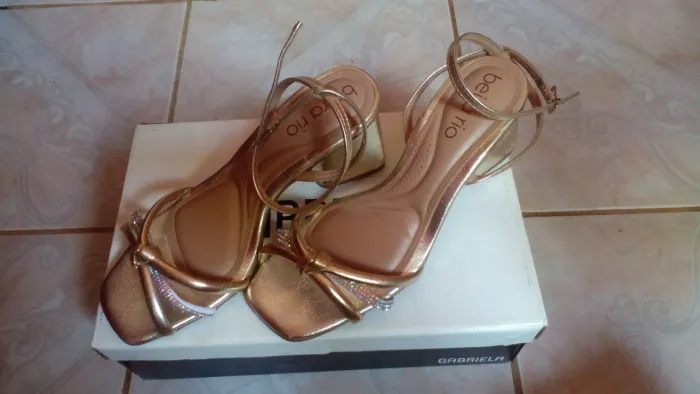 Vende-se salto dourado