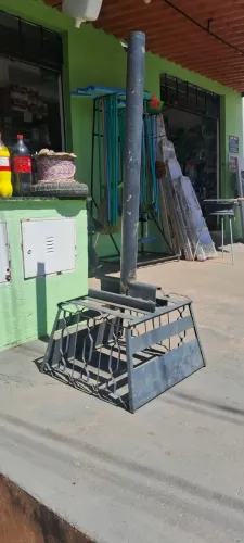 LIXEIRA DE METAL PARA CALÇADA - NOVA