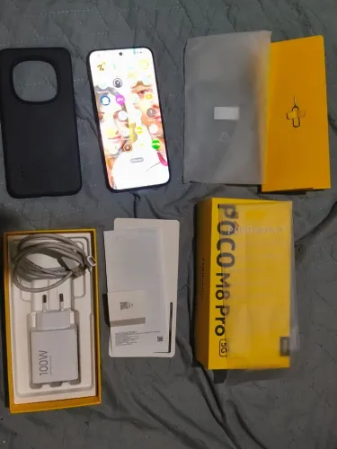 Poco m 8pro semi novo cheirando novo . Prova d água e poeira top d linha processador top .
