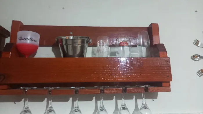 Adega e porta bebidas de madeira 