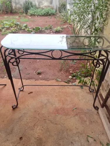 Aparador ferro com tampo de vidro