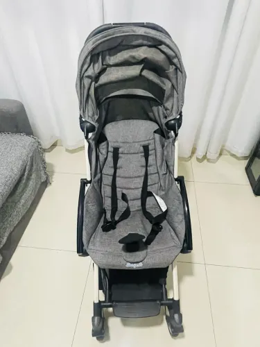 Carrinho de Bebê Burigotto UP!, compacto, leve e em ótimo estado.