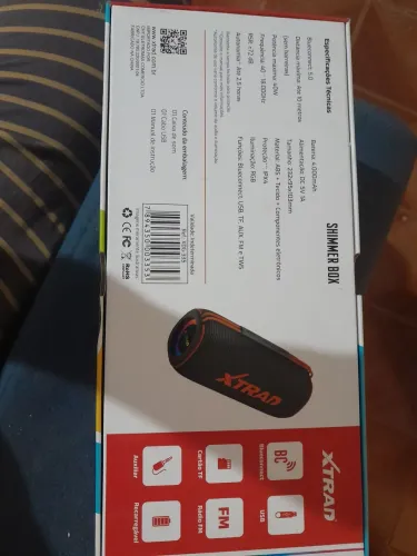 Vendo essa caixa de som com entrada de bluetooth, pega até 10 metros som auto nova .