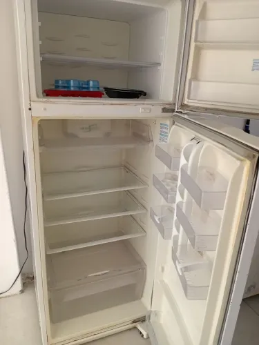 Vende se geladeira