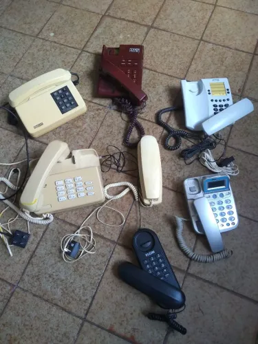 Lote com 7 telefones antigos - alguns ainda funcionando, outros para conserto ou decoração