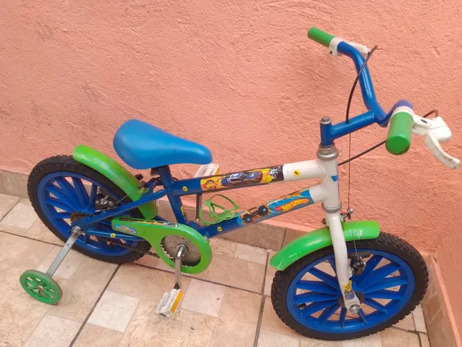 Bicicleta aro 16 tema hot Wheels semi nova