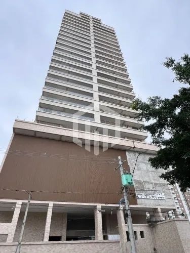 Apartamento de 3 suítes com sacada, lazer completo e móveis planejados em Canto do Forte,