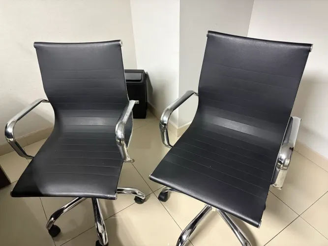 Cadeira de escritório vendo as duas por 300