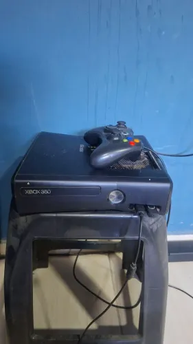 Vendo ou troco xbox 360 desbloqueado.