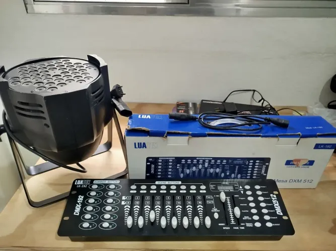 Iluminação para Show e Eventos. 4 Lâmpadas de 3WTS RGBW/ 1 Mesa Controladora DMX/ 