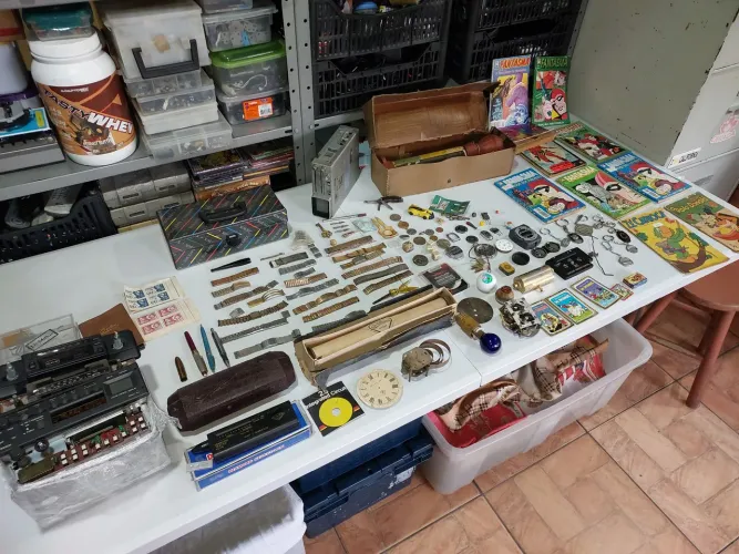 Lote antiguidades miudezas relogios caneta radio bosch etc... no estado sem garantias 