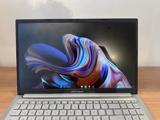 ASUS VivoBook 15 i5 13ª Geração | 8GB RAM | SSD 256GB | 4 Meses de Uso | Estado de Novo