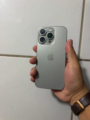 Vendo iPhone 15 Pro 256g com carregador , capinha e nota . Valor 3.200$