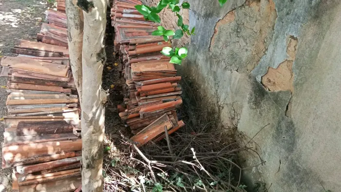 Telhas, madeira e janelas