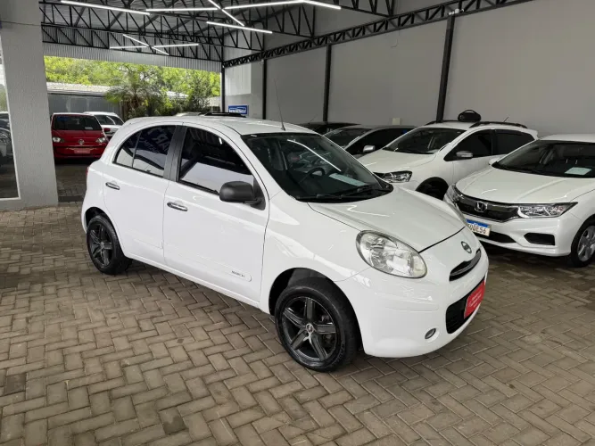 Nissan March 1.0 12V Flex 5P 2012