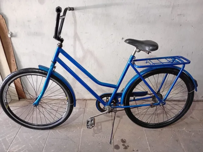 Vendo bicicleta aro 26 freio contra pedal boa só anda por R$ 400,00 reais. 