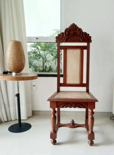 Vendo conjunto com 8 cadeiras em madeira cerejeira, com acento e encosto em palhinha.