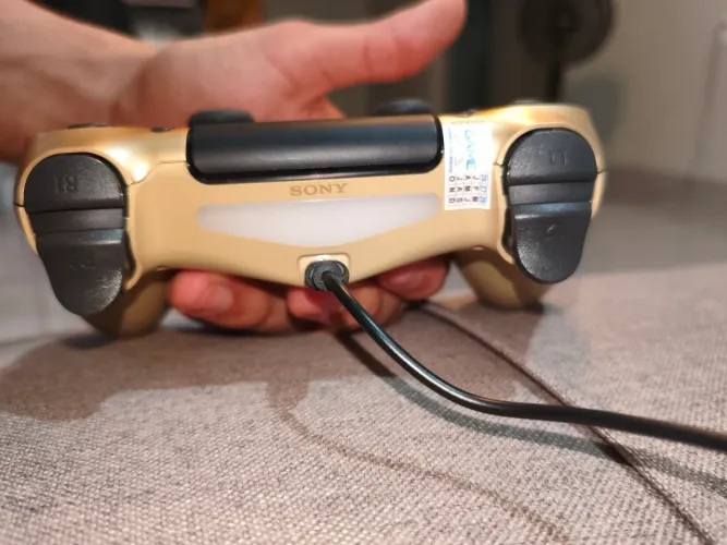 Controle de PS4 dourado lacrado, aberto uma vez para fazer manutenção