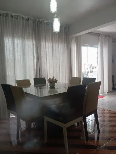 Mesa com centro giratório