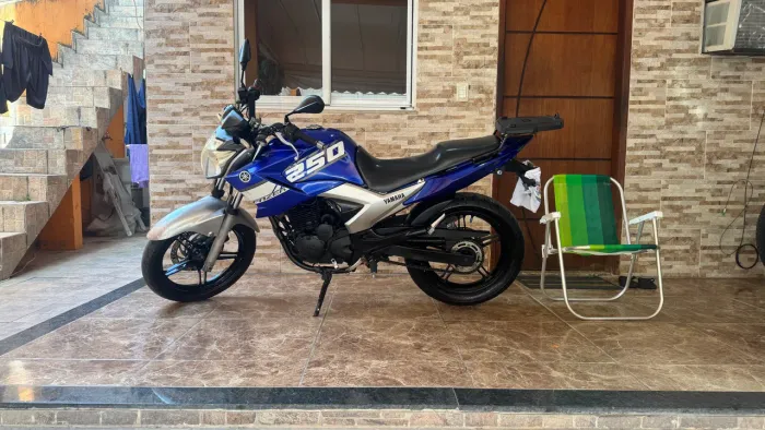 VENDE-SE UMA LINDA YAMAHA FAZER 250 ANO 2013/2013