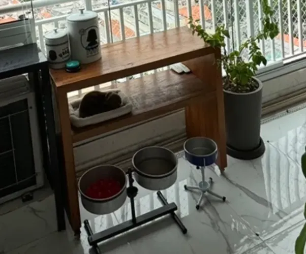 Aparador com duas banquetas