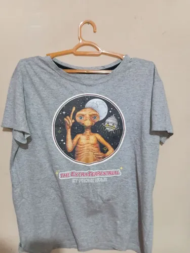 Camiseta feminina E.T. ORIGINAL RIACHUELO. EM PERFEITO ESTADO. TAMANHO G.