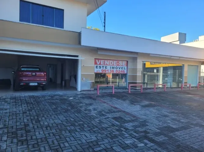 Imóvel com ampla sala comercial