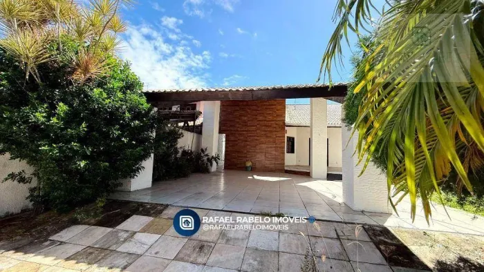 Casa com 06 quartos, sendo 03 suítes para locação no bairro Cambeba.