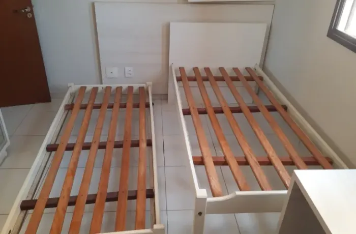 Cama em madeira maciça