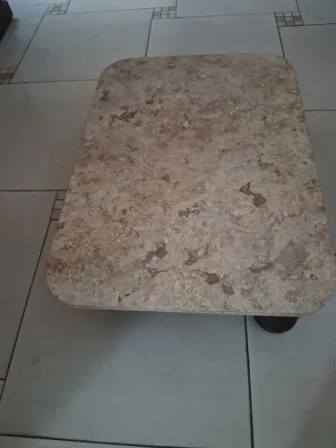 Mesa de centro em mármore com 4( quatro pés em Madeira)