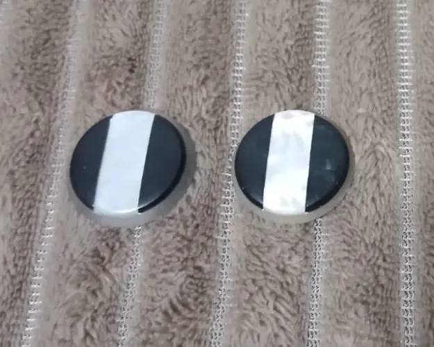Vendo 02 botões de FUTEBOL DE MESA, tam 2,9cm , preto/branco, galalite, Bertisa.