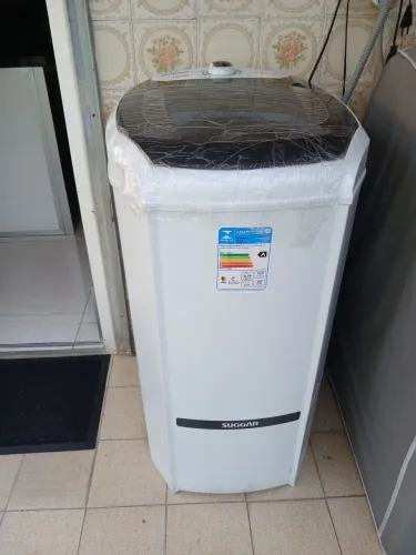 Vendo um tanquinho branco de lavar roupa Sugar semi novo 10 k