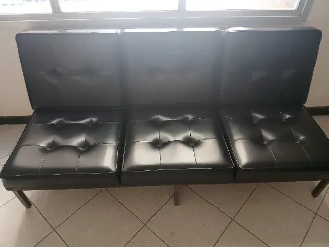Sofá 3 Lugares Preto com Estrutura de Ferro - Ideal para Escritório, Recepção