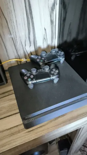 PS4 SLIM 1TB + 2 controles