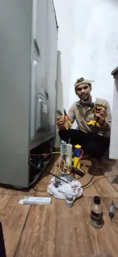 Técnico de geladeira Brastemp com peças 