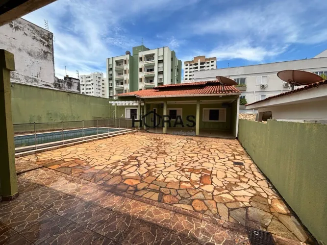 Casa Comercial à Venda em Cuiabá-MT, Bosque da Saúde: 3 Quartos