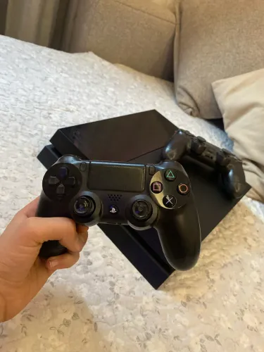 Vendo PS4! Inclui cabo e dois controles?