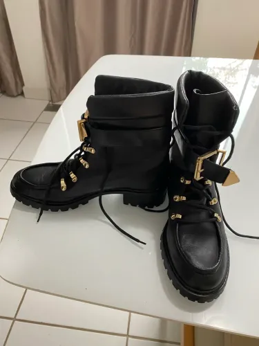 Coturno preto c fivela