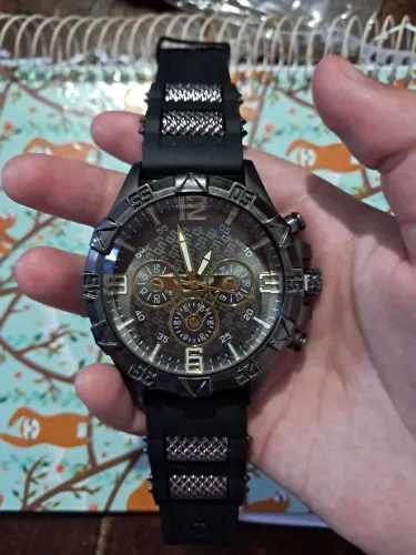 Relógio em aço inoxidável com preto