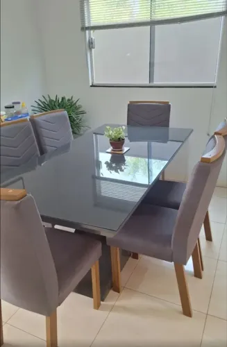 Mesa de 4/6 cadeiras