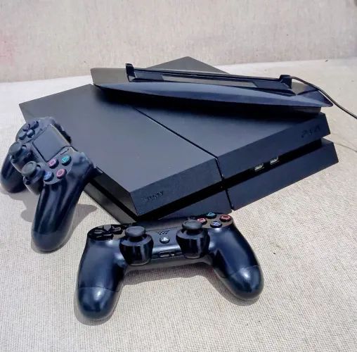 PS4 + 2 controles + 1 jogo físico.