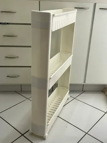 Prateleira multiuso de plástico branco Arthi com rodas